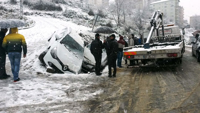 rize’de-kar-yagisi-kazalari-da-pesinden-getirdi2.jpg