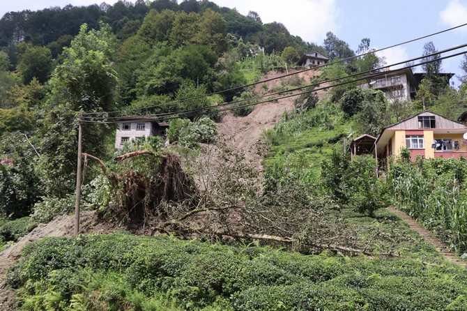 rize’de-siddetli-yagis-hasara-yol-acti-(2).jpg