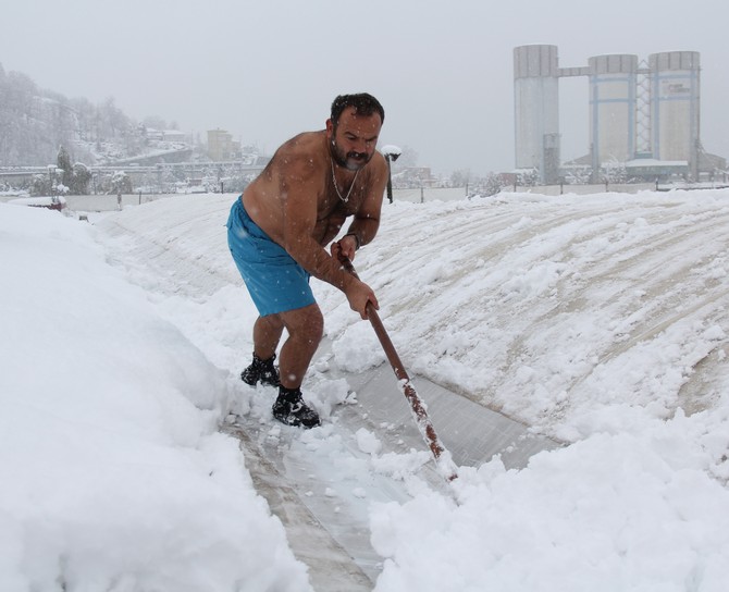 zafer-kocal-kar,-kis-dinlemedi,-denize-girdi-(3).jpg