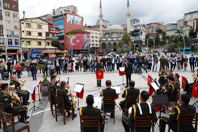 3-ordu-komutanligina-bagli-bando-takimi-rizede-konser-verdi-4.jpg