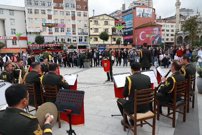 3-ordu-komutanligina-bagli-bando-takimi-rizede-konser-verdi-8.jpg