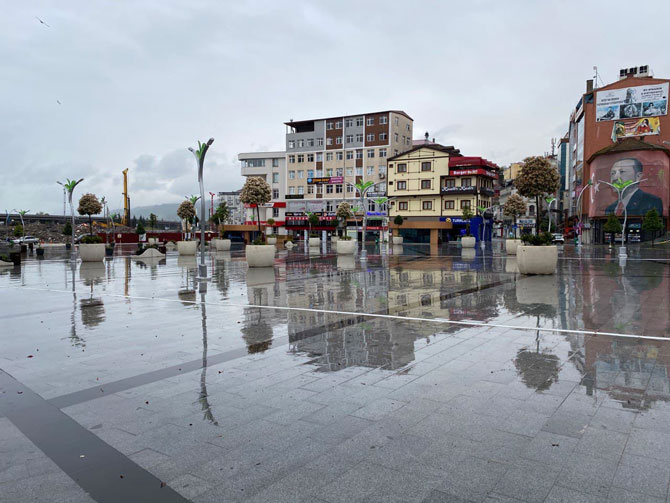 icisleri-bakanliginin-yayimladigi-genelgeyle-17-mayis-pazartesi-saat-05.00e-kadar-surecek-tam-kapanmanin-10.-gununde-rize’de-sokak-ve-caddelerde-sessizlik-hakim-oldu.-(10).jpg