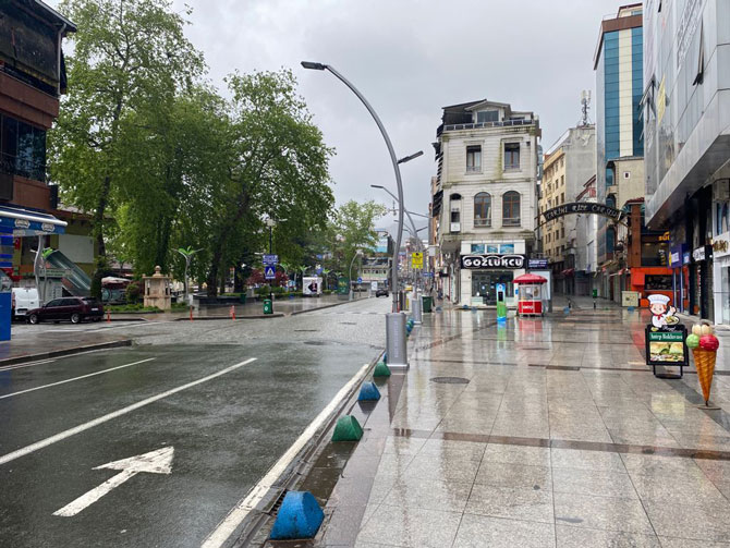 icisleri-bakanliginin-yayimladigi-genelgeyle-17-mayis-pazartesi-saat-05.00e-kadar-surecek-tam-kapanmanin-10.-gununde-rize’de-sokak-ve-caddelerde-sessizlik-hakim-oldu.-(3).jpg