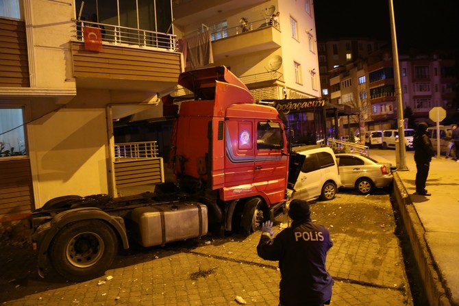 orduda-kontrolden-cikan-tir-binaya-carparak-durabildi-(1).jpg