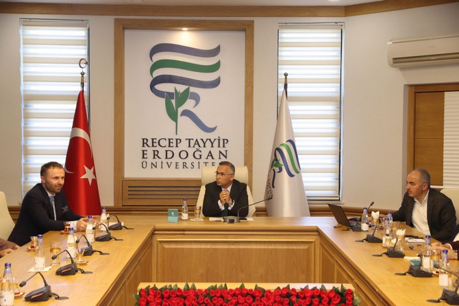 recep-tayyip-erdogan-universitesi-danisma-kurulu-toplantisi-rize-valisi-kemal-ceber-baskanliginda-4-dogu-karadeniz-kariyer-fuari-gundemi-ile-gerceklestirildi-3.jpg