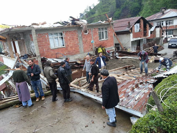 rize’de-siddetli-ruzgar-catilari-ucurdu1.jpg