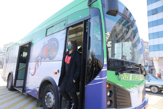 rize-belediye-baskani-rahmi-metin,-rize-belediyespor-bayan-basketbol-takiminin-sporculari,-teknik-kadro-ve-yonetimini-konuk-etti-(1).jpg