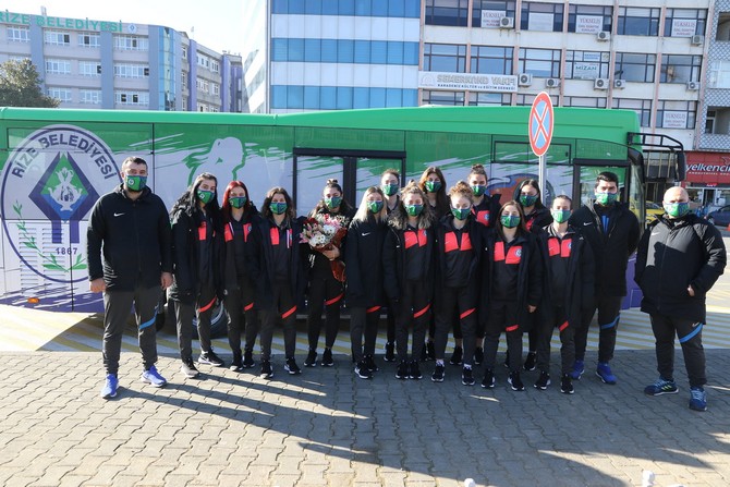 rize-belediye-baskani-rahmi-metin,-rize-belediyespor-bayan-basketbol-takiminin-sporculari,-teknik-kadro-ve-yonetimini-konuk-etti-(3).jpg