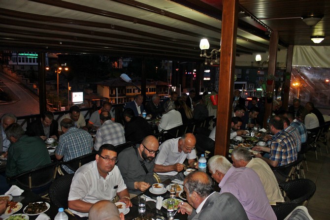 rize-il-genel-meclis-uyeleri-iftarda-bir-araya-geldi-(4).jpg