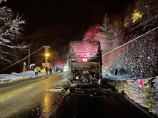 rizeden-malatyaya-goreve-giden-polisleri-tasiyan-otobus-trabzonun-macka-ilcesinde-yandi-2.jpg