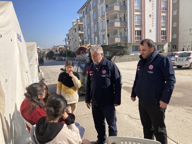 rizemuftulugu-depremden-etkilenen-osmaniyede-gonullere-dokunuyor-7.jpg