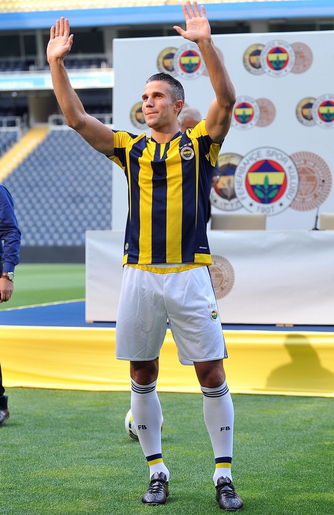 robin-van-persie-fenerbahceye-imzayi-atti!-(1).jpg