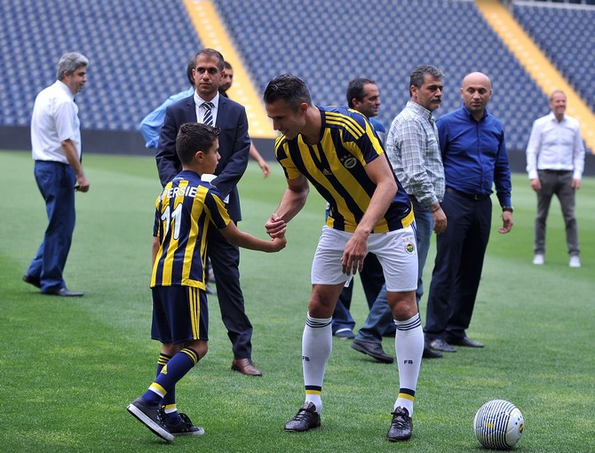 robin-van-persie-fenerbahceye-imzayi-atti!-(10).jpg