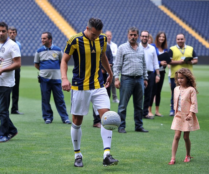 robin-van-persie-fenerbahceye-imzayi-atti!-(11).jpg