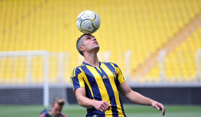 robin-van-persie-fenerbahceye-imzayi-atti!-(12).jpg