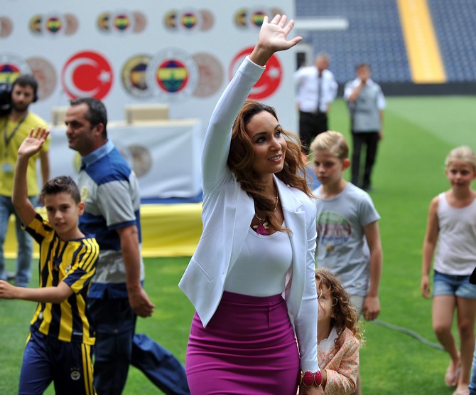 robin-van-persie-fenerbahceye-imzayi-atti!-(14).jpg