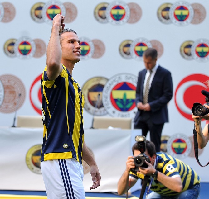 robin-van-persie-fenerbahceye-imzayi-atti!-(3).jpg