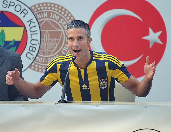 robin-van-persie-fenerbahceye-imzayi-atti!-(4).jpg