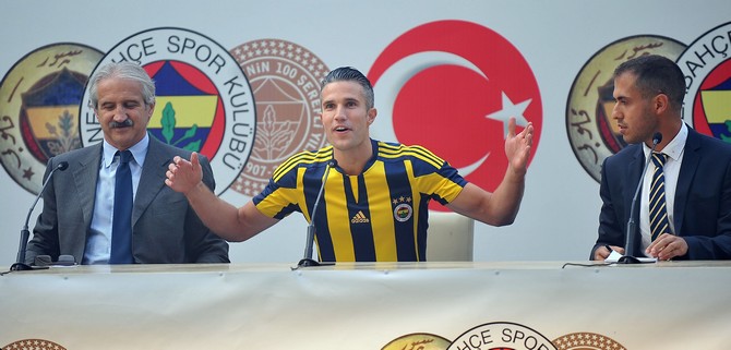 robin-van-persie-fenerbahceye-imzayi-atti!-(5).jpg