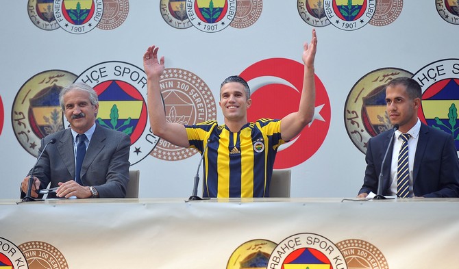 robin-van-persie-fenerbahceye-imzayi-atti!-(6).jpg