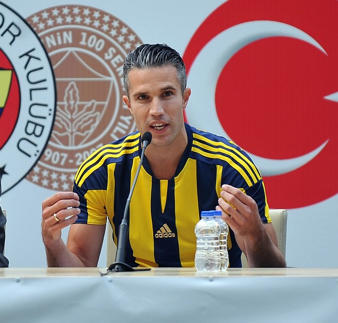 robin-van-persie-fenerbahceye-imzayi-atti!-(7).jpg