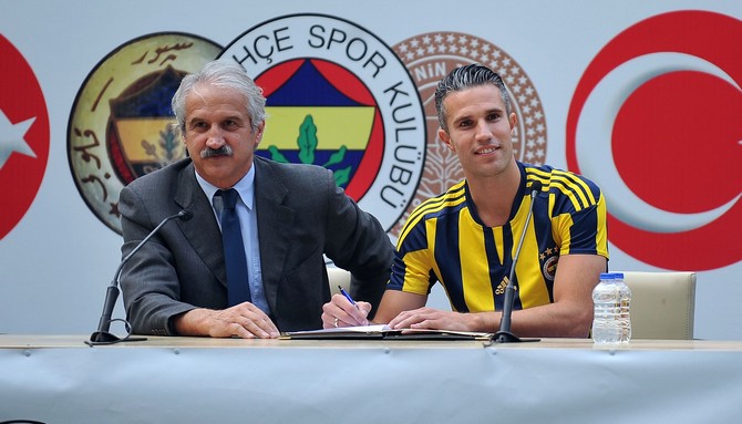 robin-van-persie-fenerbahceye-imzayi-atti!-(8).jpg