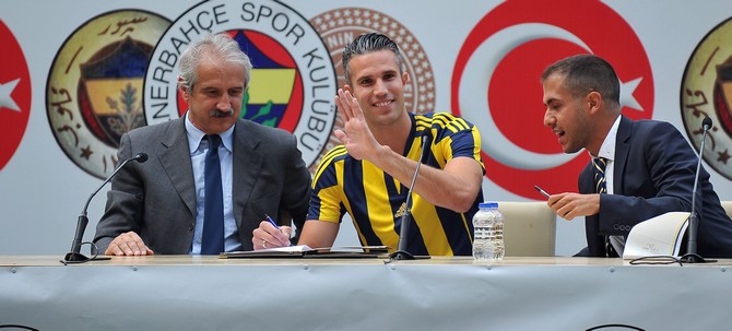 robin-van-persie-fenerbahceye-imzayi-atti!-(9).jpg