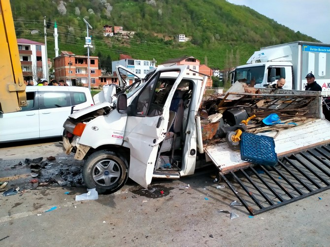 trabzonun-arakli-ilcesinde-meydana-gelen-trafik-kazasinda-trafik-isiklarinda-bekleyen-rize-plakali-kamyona-arkadan-carpan-kamyonet-surucusu-agir-yaralanirken-esi-ise-hayatini-kaybetti-5.jpg